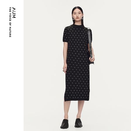 AUM春夏新款优雅圆领气质设计师时尚休闲复古黑色连衣MCFZ3L03M