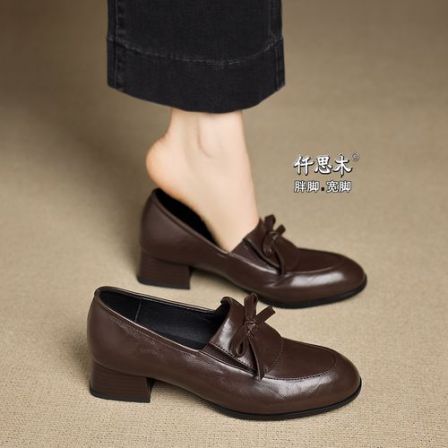 浅口单鞋女款配裙子新款大码女鞋41到43显脚小胖脚宽中跟40棕色42