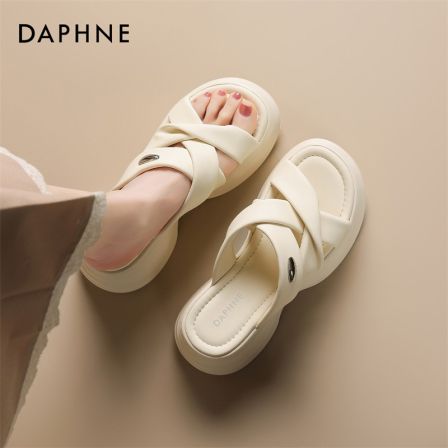 达芙妮2026夏季新款露趾时装凉鞋贴合脚型出行必备逛街约会女鞋