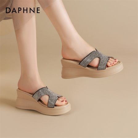 达芙妮2026新款凉拖鞋灵活轻便适用短途出行旅行必备高品质女鞋