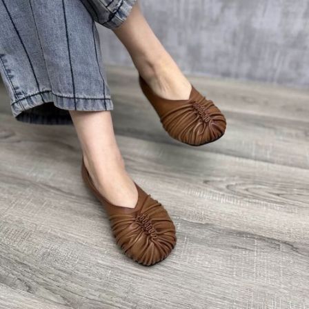 艺鞜2026年春季新款真皮平底褶皱懒人一脚蹬妈妈木耳边浅口单鞋女