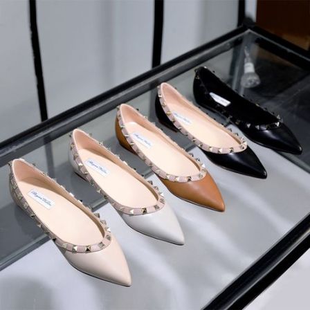 8【高版本】2026春新款尖头平底V家软底黑色单鞋女铆钉鞋子女 灪灪