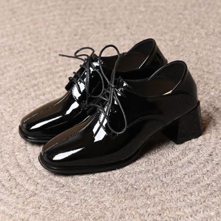 方头系带漆皮深口单鞋女2026春秋新款百搭亮面粗跟英伦风小皮鞋