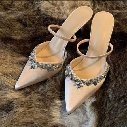 2025春夏新款网红水钻一字带尖头气质百搭法式中高跟包头凉拖鞋女