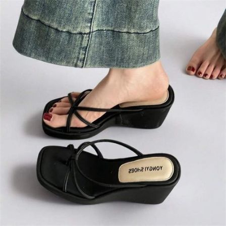 小个子厚底增高凉鞋女外穿2025新款夏季坡跟凉鞋黑色夹脚人字拖鞋