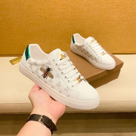 欧洲站新款高端男鞋潮流男士小蜜蜂小白鞋高档百搭韩版轻奢板鞋男