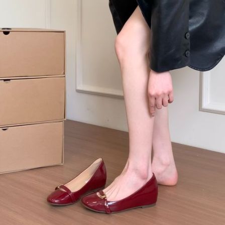 内增高漆皮红色单鞋女鞋子2026年春秋新款镂空皮带扣圆头浅口瓢鞋