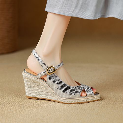 8.5cm时尚鱼嘴凉鞋女夏季新款草编厚底真皮银色一字带高跟坡跟鞋主图