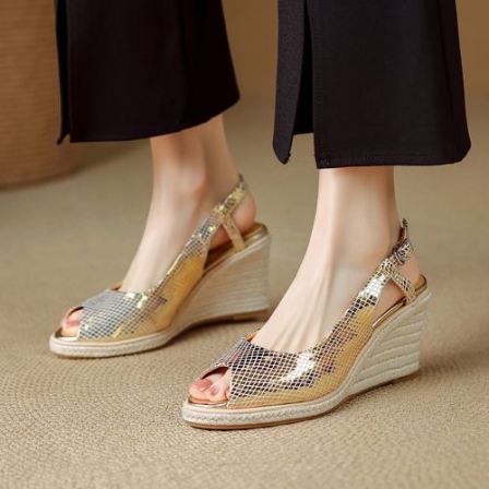 8.5cm新款银色坡跟鞋夏季高跟鱼嘴凉鞋新款草编厚底仙女风百搭鞋