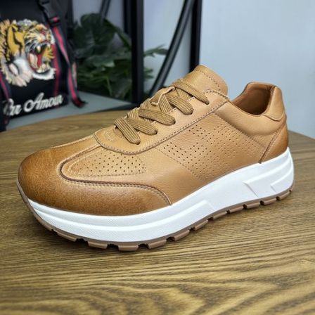 轻奢棕广州打孔透气男鞋头层牛皮鞋男软皮板鞋厚底男鞋子柔软舒适