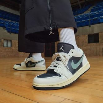 Jordan官方 AJ1 Low 运动鞋刺绣板鞋休闲鞋低帮时尚 DC0774-001主图