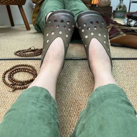 复古真皮洞洞凉鞋女夏季软底软面镂空女鞋圆头舒适休闲平底妈妈鞋