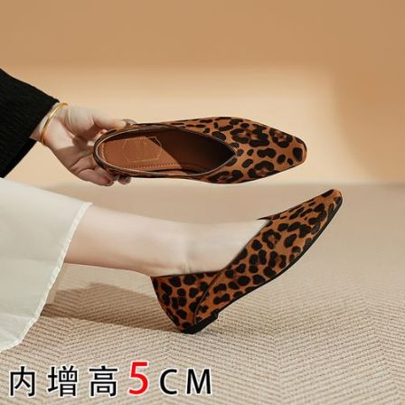 2025豹纹方头法式通勤单鞋平底软底复古港风隐形内增高5cm浅口鞋