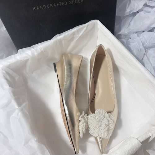 森屿海巷 尖头圆润光泽珍珠花花扣饰坡跟显瘦真皮一脚蹬新款单鞋主图