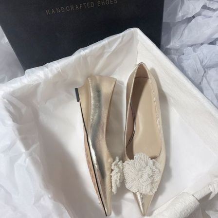 森屿海巷 尖头圆润光泽珍珠花花扣饰坡跟显瘦真皮一脚蹬新款单鞋