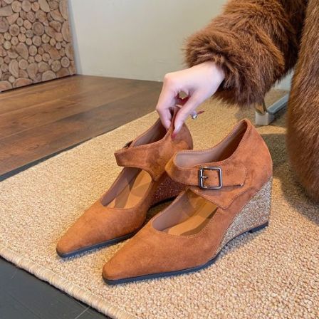 【7公分】2025秋冬新款法式气质一字带尖头绒面水钻复古坡跟单鞋