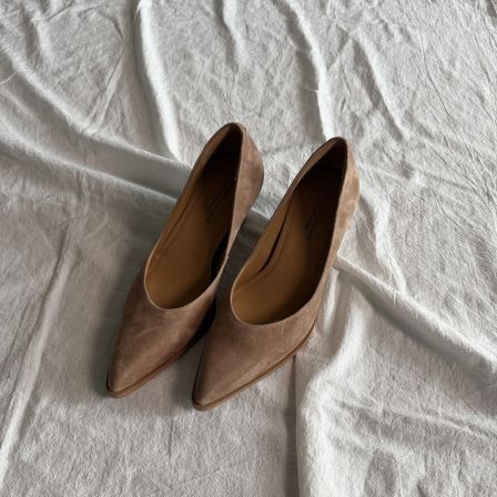 2026年新款气质高级感极简大气低调优雅尖头粗跟百搭单鞋/7056