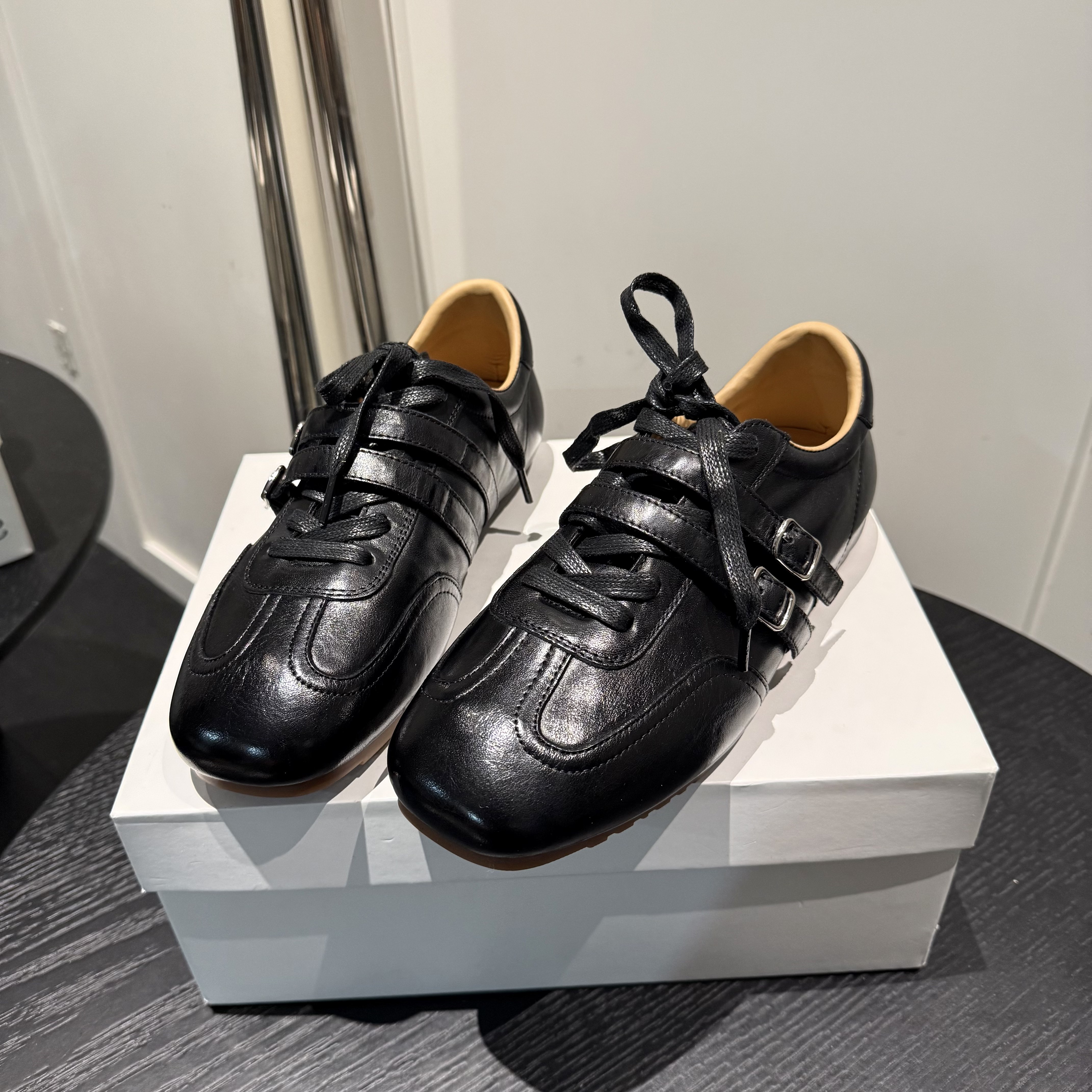 2026新款头层小牛皮德训鞋女圆头浅口魔术贴一字带豆豆鞋平底单鞋主图