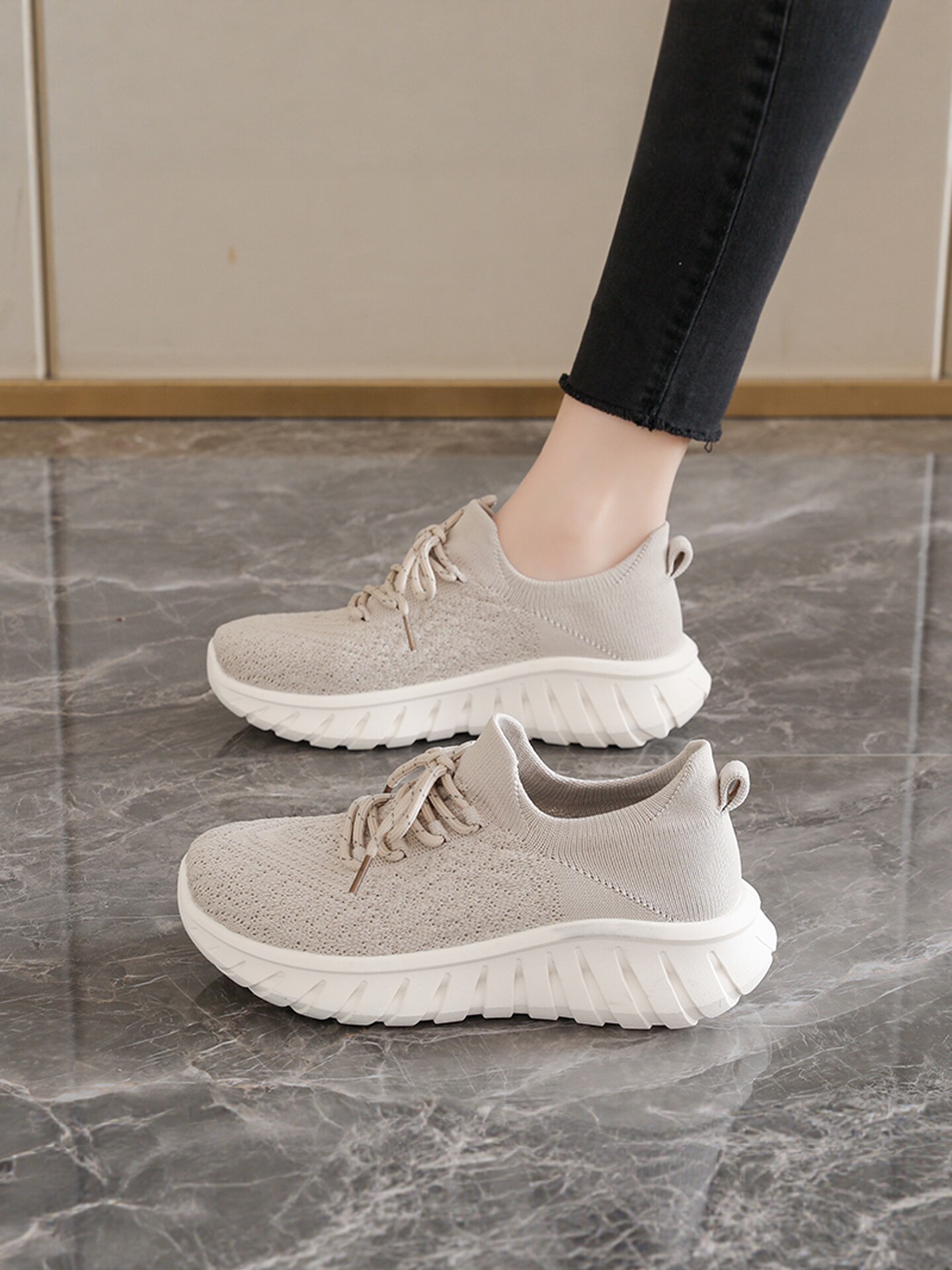 运动鞋女2026新款春季透气飞织网鞋软底不累脚超轻减震休闲跑步鞋主图