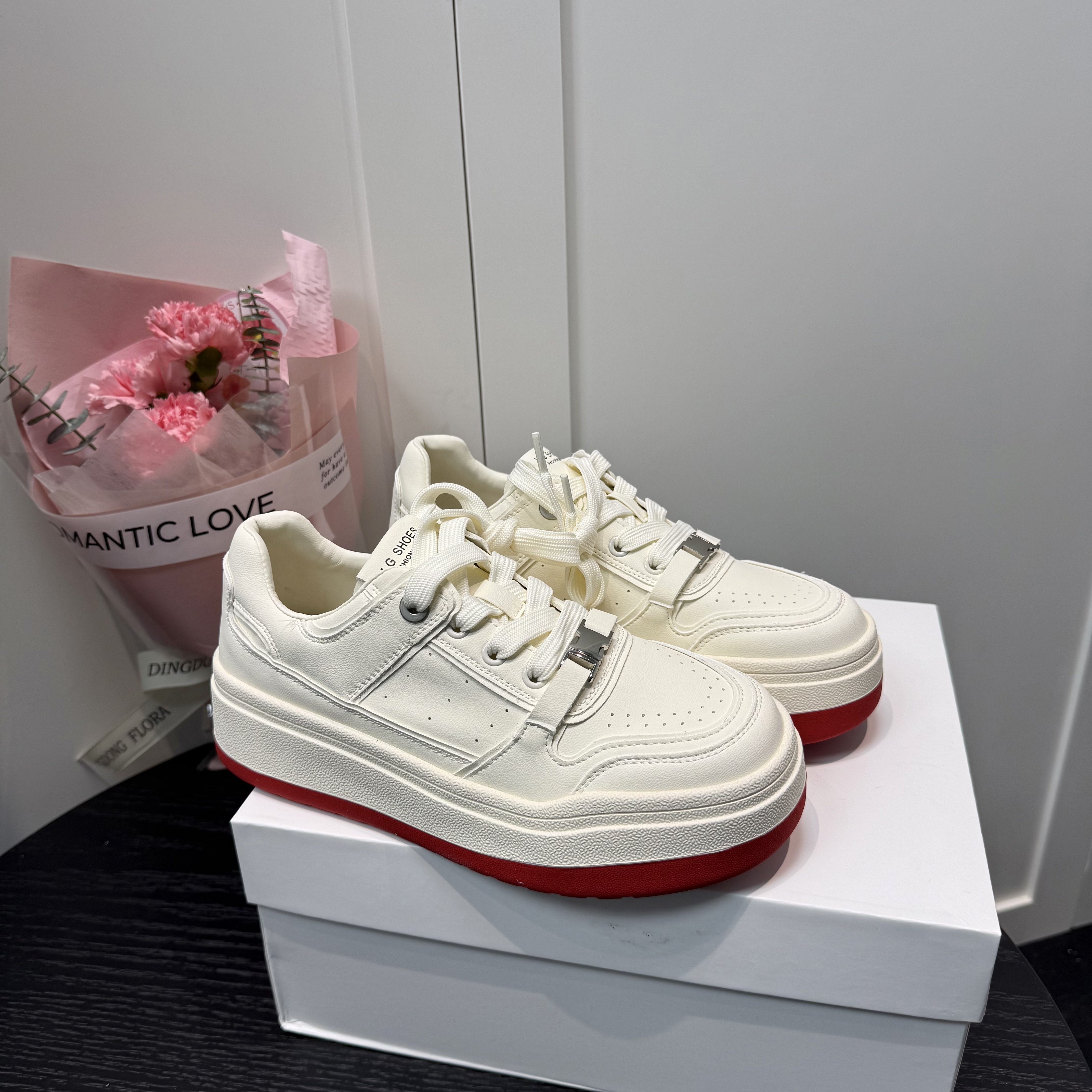 2026新款时尚头层牛皮休闲鞋女厚底增高百搭舒适透气小白鞋主图