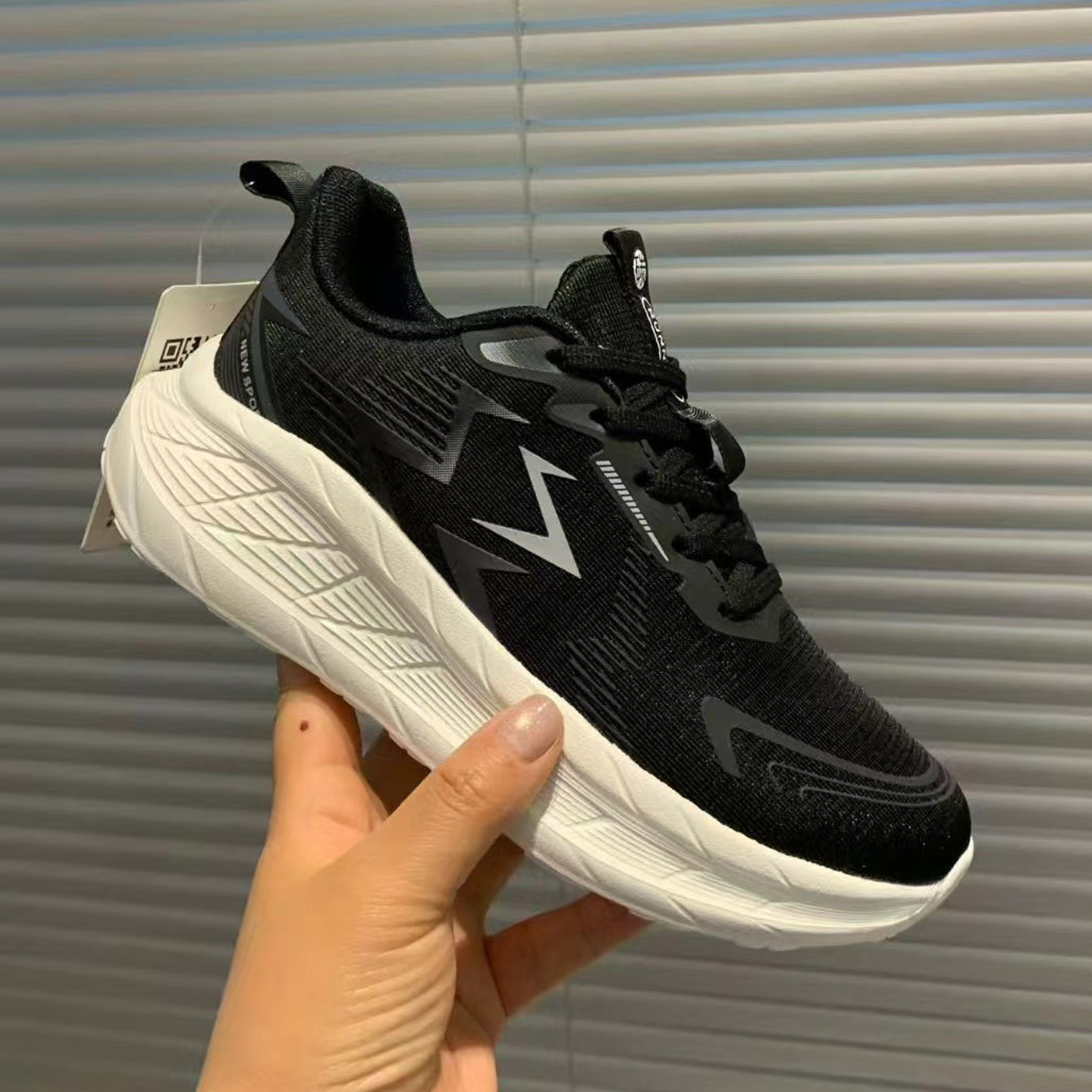 情侣款透气网面运动鞋男休闲跑步鞋轻便防滑减震鞋户外系带休闲鞋主图