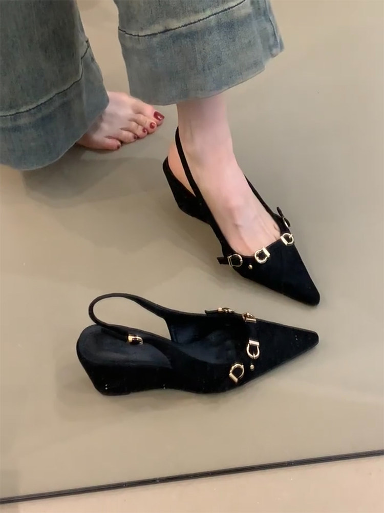 梨小七~复古风尖头坡跟凉鞋女设计感小众金属扣后空温柔绝美单鞋主图