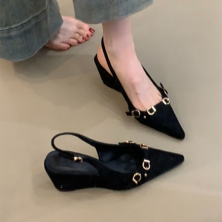 梨小七~复古风尖头坡跟凉鞋女设计感小众金属扣后空温柔绝美单鞋
