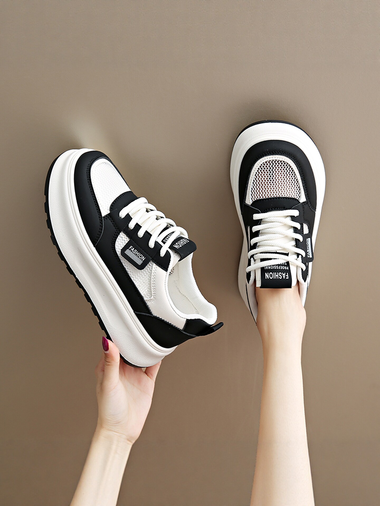 小白鞋女款2026新款春季爆款网面鞋透气百搭厚底休闲运动学生板鞋主图