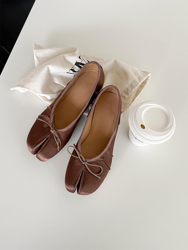 梨小七~法式蝴蝶结芭蕾鞋女粗跟浅口单鞋简约绸缎面一脚蹬分趾鞋主图