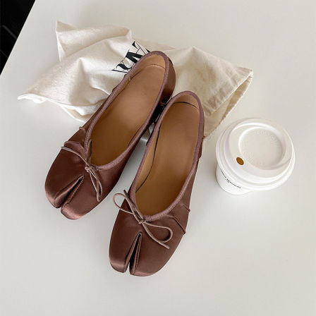 梨小七~法式蝴蝶结芭蕾鞋女粗跟浅口单鞋简约绸缎面一脚蹬分趾鞋