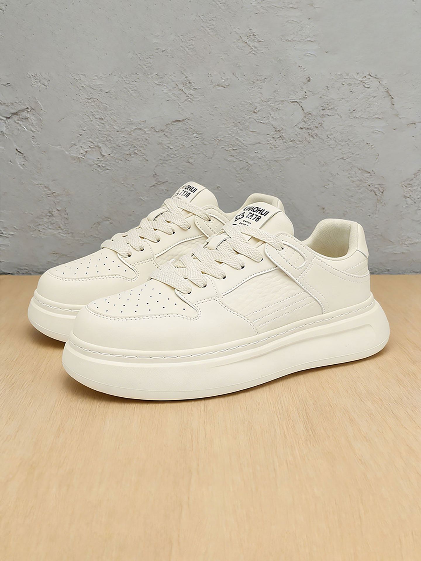 鞋子男款2026新款休闲男士小白鞋厚底夏天透气男式高级感白色板鞋主图
