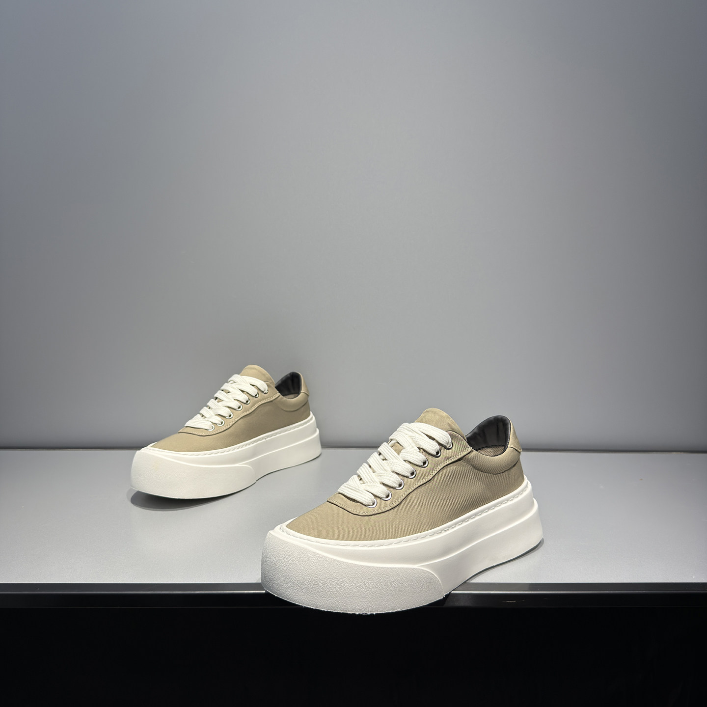 轻质厚底休闲板鞋男夏季布面低帮百搭2026时尚潮流纯色增高男鞋子主图