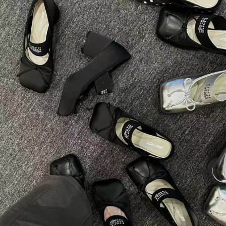 H55女鞋辛德瑞拉2026春季新款苹果头复古粗跟包头拖玛丽珍鞋拖鞋