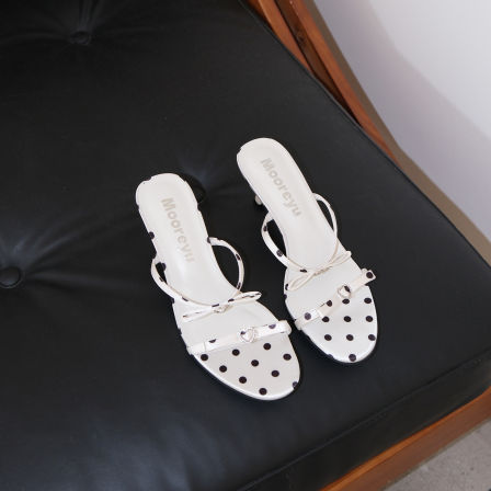 Mooreyu原创法式波点蝴蝶结细高跟鞋女白色圆头一字带外穿凉鞋女