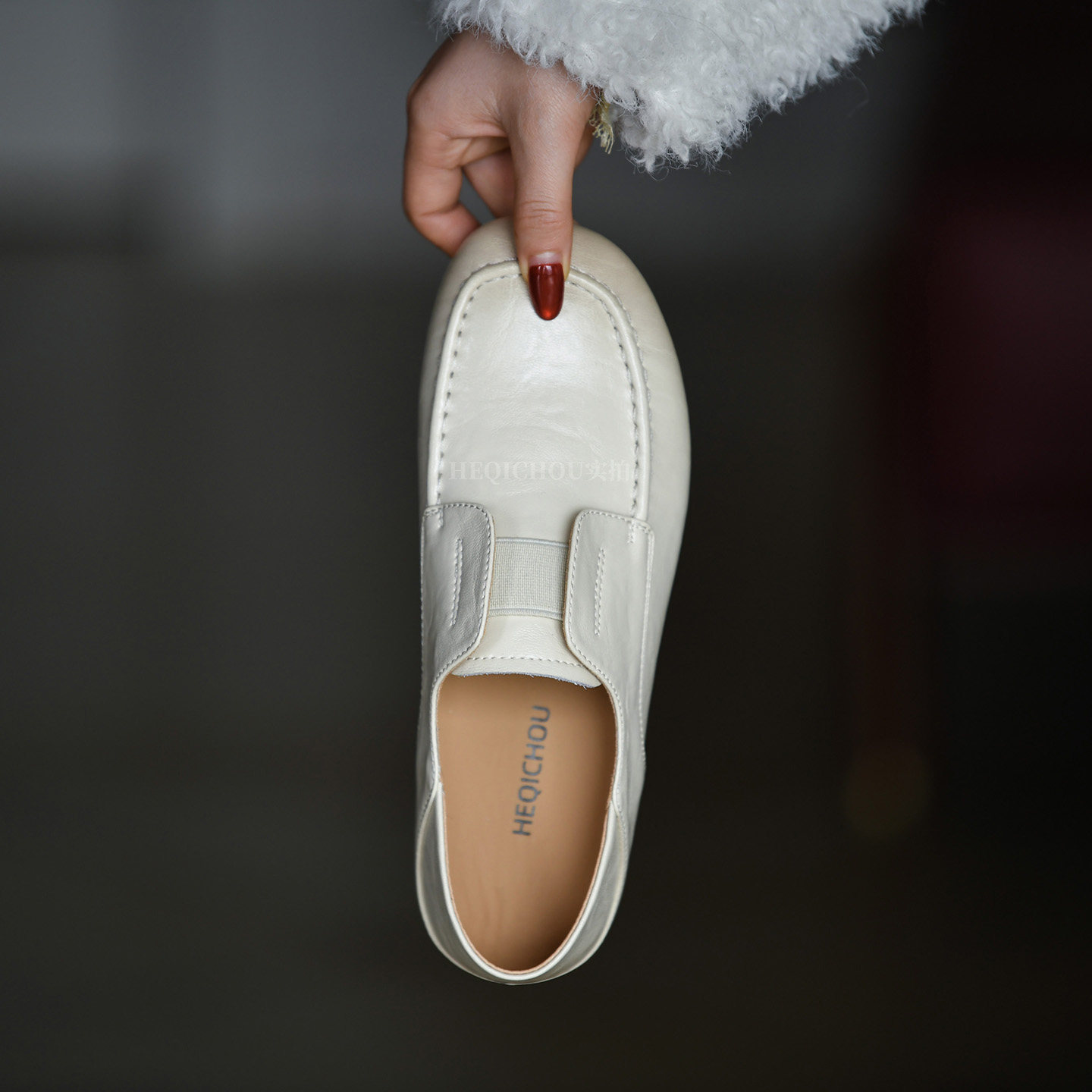 何其丑米色复古风圆头一脚蹬乐福鞋女新款小皮鞋深口单鞋平底女鞋主图