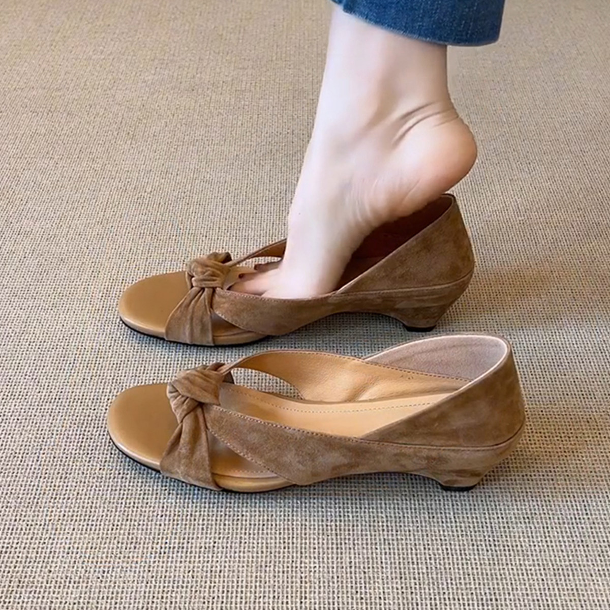 羊皮版~复古风扭结绒面露趾度假风凉鞋女低跟百搭时尚外穿罗马鞋主图