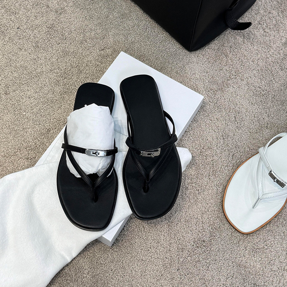 羊皮版~金属锁扣夹趾人字拖鞋女真皮复古海边度假外穿平底凉拖鞋主图