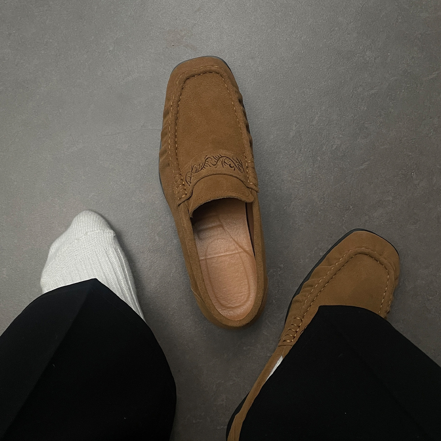 老钱风玫瑰花磨砂翻毛皮褶皱乐福鞋男士痞帅棕色薄底方头德比皮鞋主图