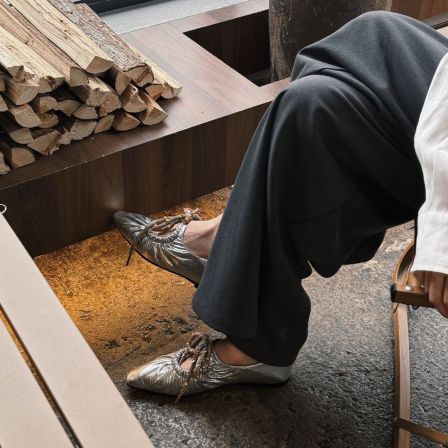 小发喵「鎏金褶皱绑带法式单鞋｜复古摩登交融 定义先锋潮流步调」