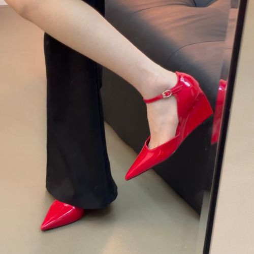 欧美小众尖头坡跟2026新款漆皮凉鞋女一字扣带气质高跟鞋法式单鞋主图