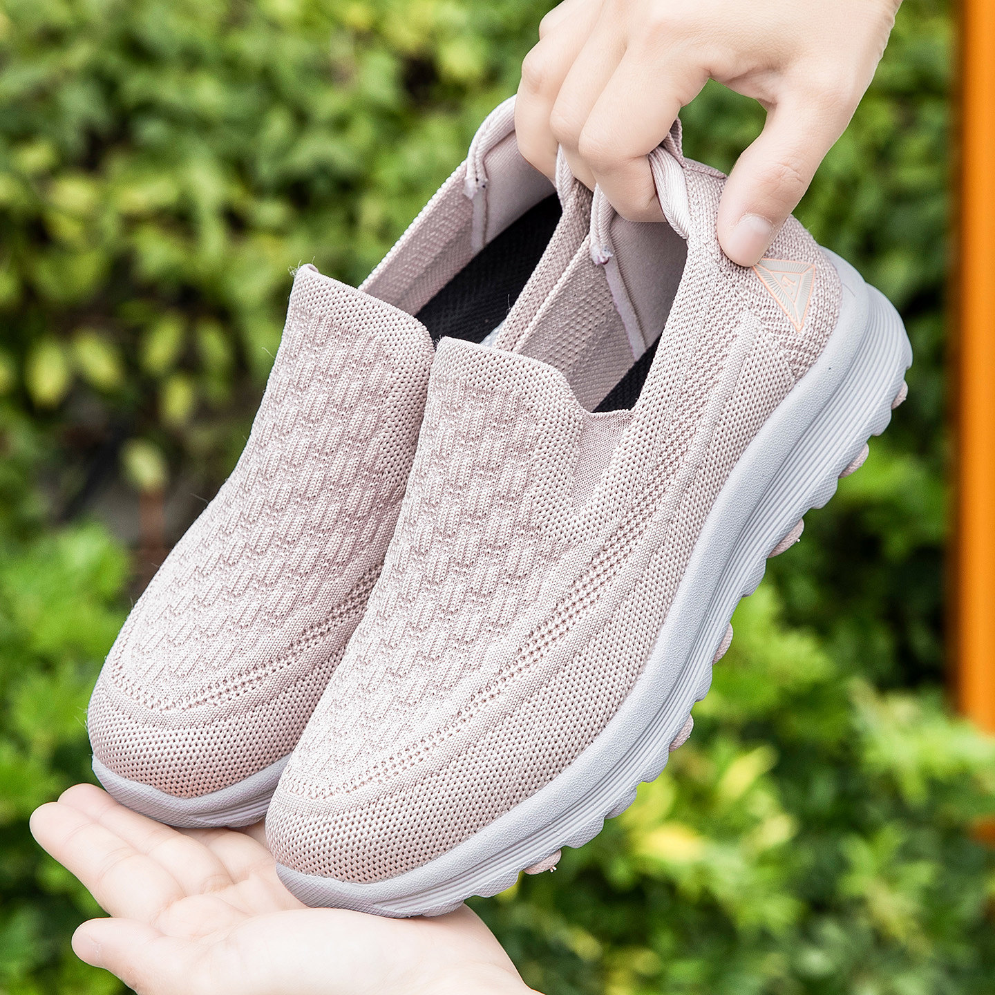 张凯丽老人鞋女防滑软底夏季透气妈妈鞋中老年舒适运动休闲健步鞋主图