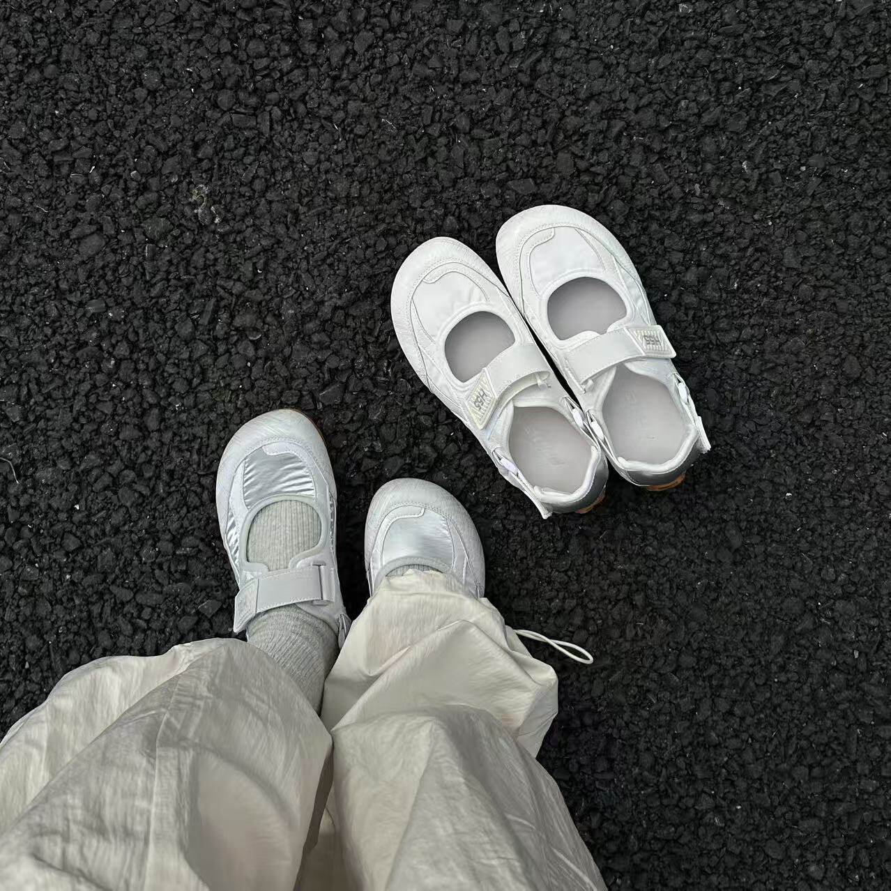 H55女鞋银灰秘镜2026春夏新款休闲风镂空浅口魔术贴玛丽珍德训鞋主图