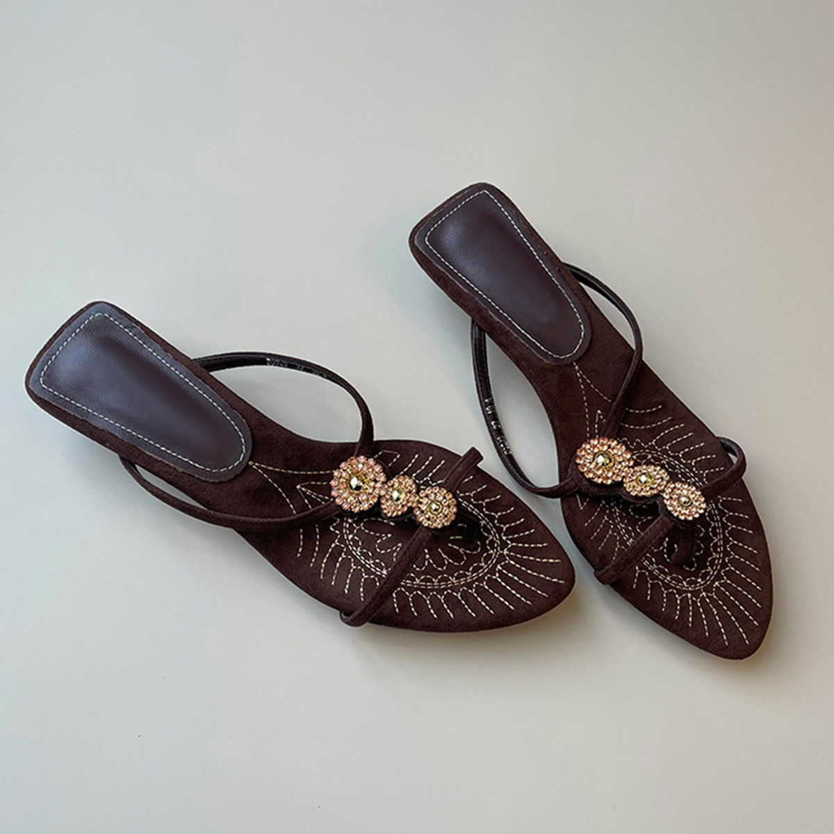 羊皮版~法式风水钻刺绣一字带凉拖鞋女高级气质小猫跟日常凉拖夏主图