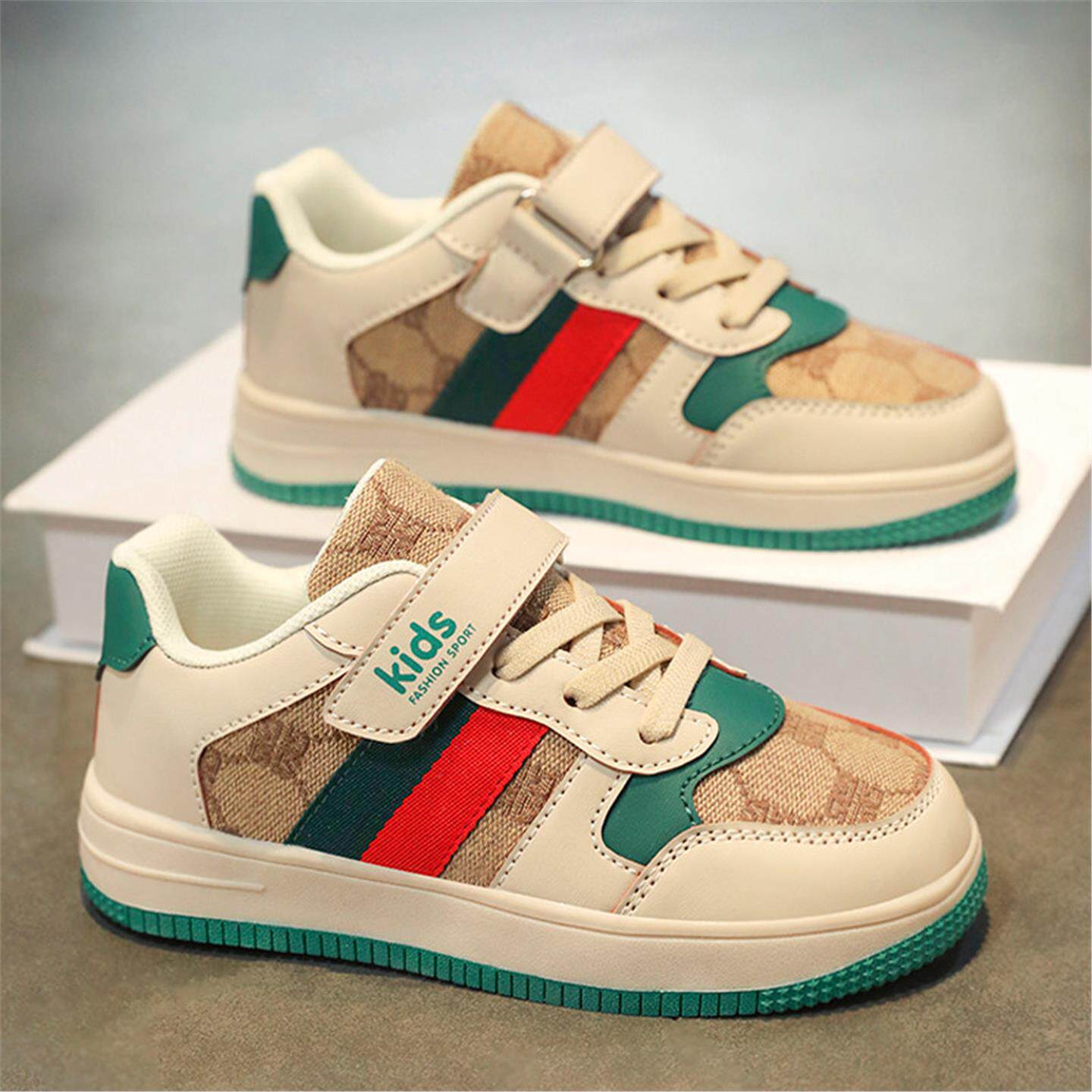 男童鞋子2026新款儿童透气运动鞋大童帅气时髦软底跑步板鞋男孩女主图