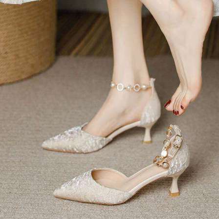 时尚低跟3CM包头凉鞋女2026年夏季新款百搭一字带休闲潮流高跟鞋