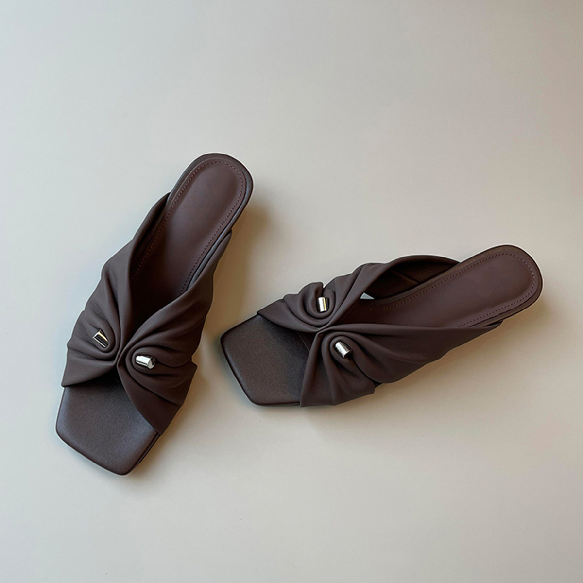 羊皮版~交叉带褶皱凉拖鞋女方头低跟复古百搭日常外穿夏季凉拖鞋主图