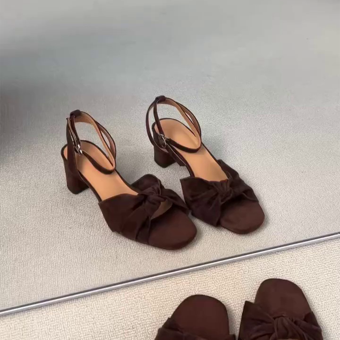 羊皮版~法式方头露趾蝴蝶结粗跟凉鞋一字带文艺风复古高跟凉拖鞋主图