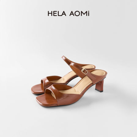 邱莹莹 HELA AOMI \"棕榈鞋\"露趾复古经典方头一字扣凉拖