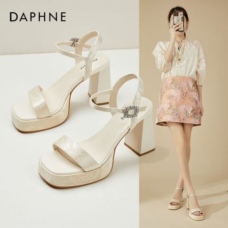 Daphne/达芙妮新中式一字带凉鞋女夏防水台方头宴会鞋粗跟高跟鞋