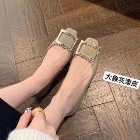裸色漆皮rv方扣单鞋2026春季新款女鞋百搭通勤浅口方头平底鞋